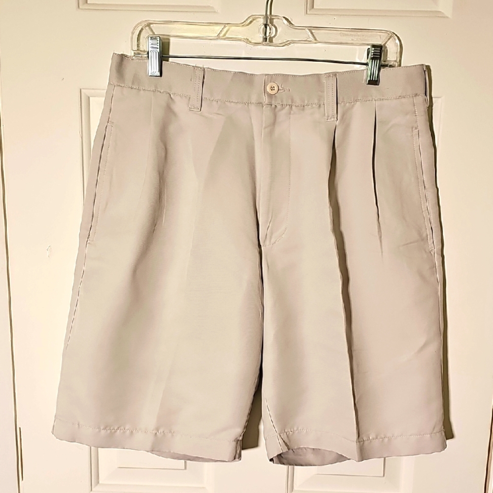 Men's Classic Light Gray Shorts. 34 Pleated Front. 4 Pockets.‎